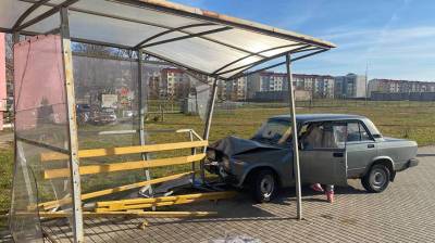 В Барановичах пьяная водитель везла ребенка в поликлинику и протаранила автобусную остановку