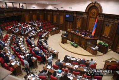 Армянский парламент в закрытом режиме обсудит ситуацию на границе с Азербайджаном