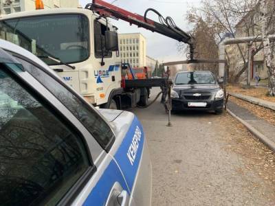В центре Кемерова ГИБДД эвакуировала машины нарушителей на спецстоянку