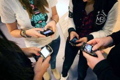 Школьникам хотят запретить мобильные телефоны на уроках