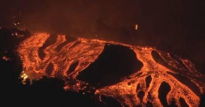 Вулкан на Канарах стал активным, как никогда: потоки лавы хлынули до небес (фото) - focus.ua - Украина
