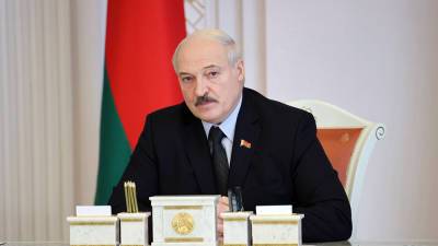 Лукашенко объяснил, как правильно носить маски во время пандемии