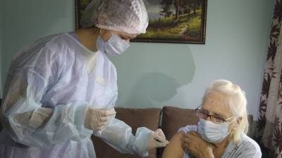 Особенности физиологии: Роспотребнадзор дал рекомендации по вакцинации пожилых