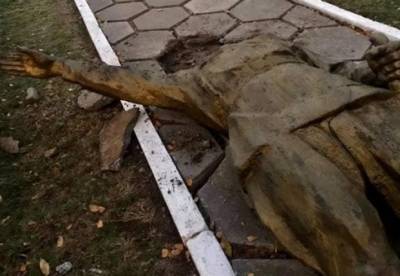 В Полтавской области снесли памятник Чапаеву (фото)