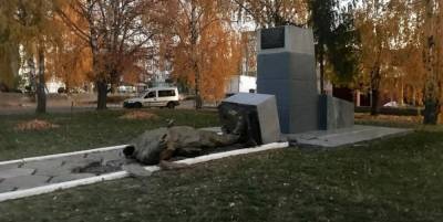 На Украине вандалы уничтожили памятник легендарному красному...