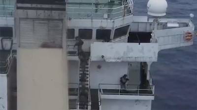 Опубликовано видео спасения судна от пиратов российскими моряками