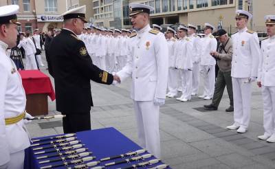 Госдума разрешила офицерам ВМФ в отставке пожизненно носить кортики без оформления разрешения