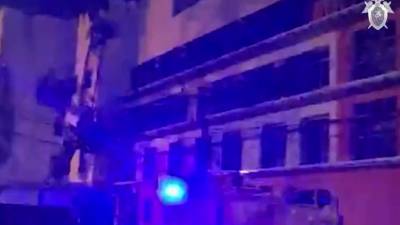 На строящееся здание детской поликлиники в Хабаровске упал башенный кран — видео