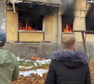 Видео: в Балтийске после взрыва в жилом доме люди прыгают из окон