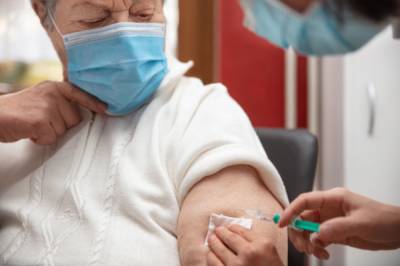 Обязательная вакцинация некоторых категорий россиян введена по всей стране