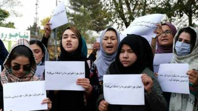 В Афганистане десятки женщин вышли на митинг с требованием сохранить их права