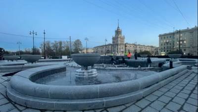 В Петербурге завершили реконструкцию фонтана на площади перед РНБ