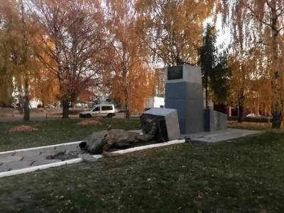 В Полтавской области вандалы сбросили с постамента памятник Чапаеву