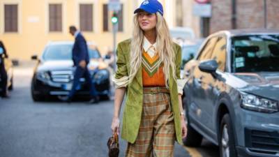 Streetstyle: как стильно носить вязаные жилетки этой осенью