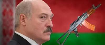 Як чиновники вмовляли Лукашенка в лікарні вдягнути маску. Він бризнув собі антисептиком в обличчя