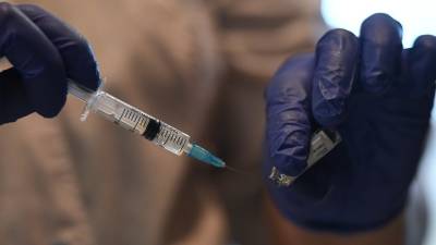«Заболеваемость очень высокая»: по всей России введена обязательная вакцинация от COVID-19 для ряда категорий граждан
