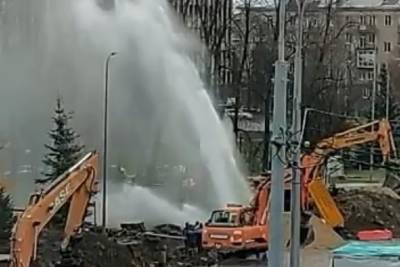 Строители повредили водопровод в центре столицы Карелии
