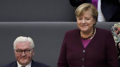 Президент ФРГ вручил Меркель уведомление об окончании её полномочий