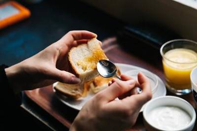 Съеденный на завтрак тост с джемом помог беременной спасти нерожденного ребенка