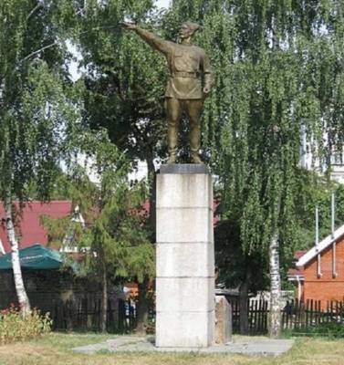 Неизвестные помогли жителям Полтавщины расстаться с любимыми памятниками советским преступникам