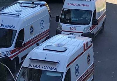 На Прикарпатье «скорые» с больными коронавирусом стоят в очередях возле больниц