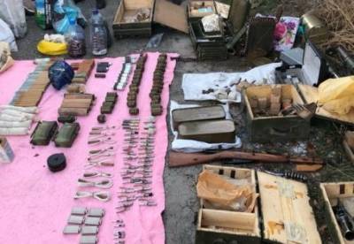 На Донбассе задержали полицейского за торговлю оружием из зоны ООС (видео)