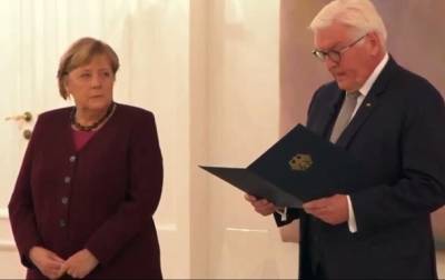 Штайнмайер вручил Меркель уведомление об окончании ее полномочий