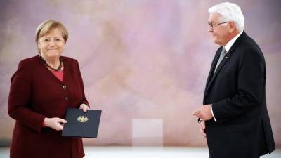 «Эти годы были беспрецедентными»: президент ФРГ вручил Меркель уведомление об окончании ее полномочий