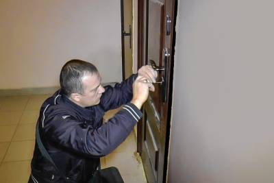 В Архангельске из-за шалости ребёнка пришлось взламывать дверь квартиры