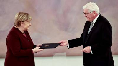 Меркель дважды подходила за уведомлением об отставке