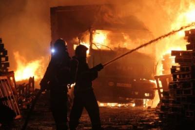 В Воронеже пожарные потушили крупное возгорание на территории промзоны