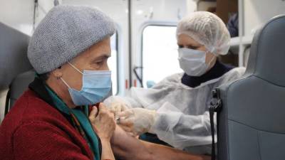 Вакцинацию россиян от коронавируса предложили сделать обязательной для всех