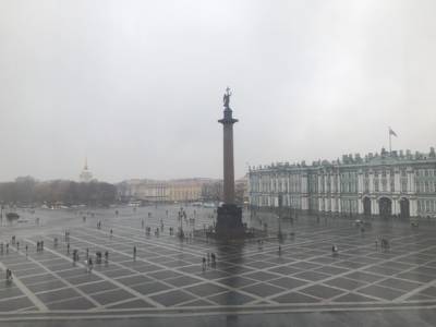 В Петербурге тепло и дождливо
