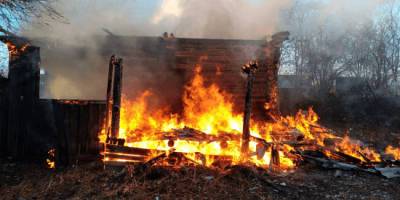 В Башкирии сгорел двухквартирный жилой дом