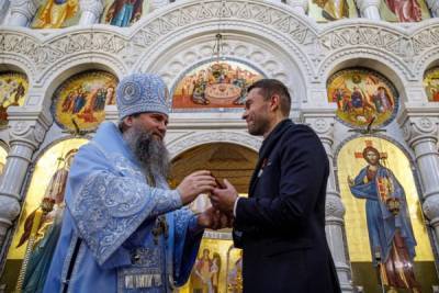 Митрополит Евгений наградил Алексея Вихарева медалью Святых Царственных страстотерпцев