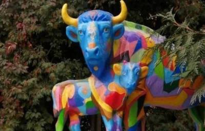 ЛГБТ-пропаганда? В Калуге скульптуру коров раскрасили в радужные цвета