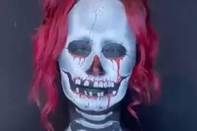 Обнаженная блогерша нарисовала на теле костюм Роналда Макдоналда на Хеллоуин