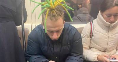 В московском метро заметили человека-«фрукта»