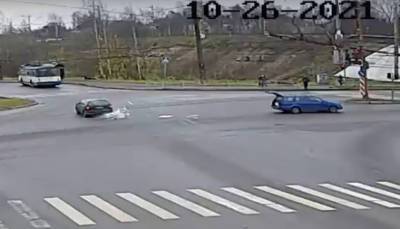 В Петрозаводске автомобиль наехал на выпавший груз