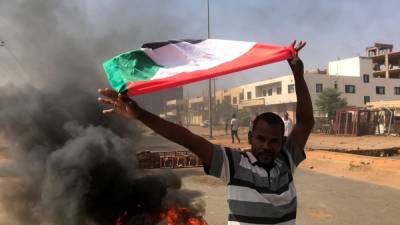 Задержанный военными премьер Судана вернулся в резиденцию