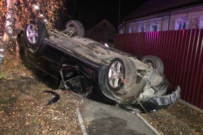 Появились подробности ночной аварии в Конаково, где мощный Mercedes лег на крышу
