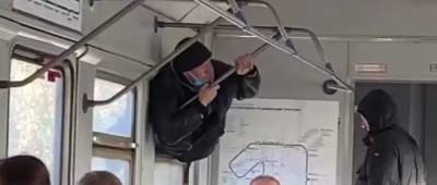 В Киеве в электричке мужчина убегал от контролеров через окно: хотел проехаться «зайцем» (видео)