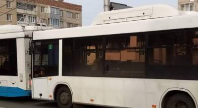 Автобус въехал в троллейбус в Чебоксарах: пострадала 18-летняя девушка