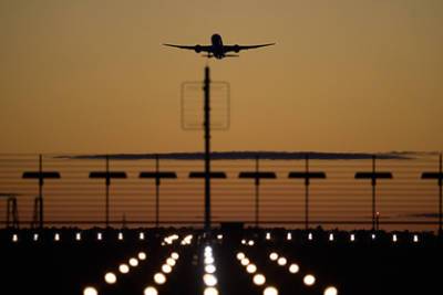 Летевший в Дубай российский самолет резко изменил курс и сел в другом аэропорту