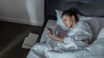 Чому шкідливо спати поруч зі смартфоном