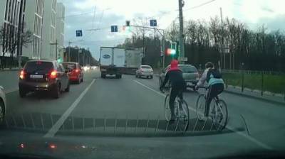 На ул. Окружной движение замедлили велосипедисты-нарушители