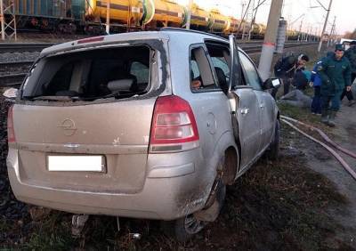 В Рыбном компания молодых людей на Opel въехала в столб, есть пострадавшие
