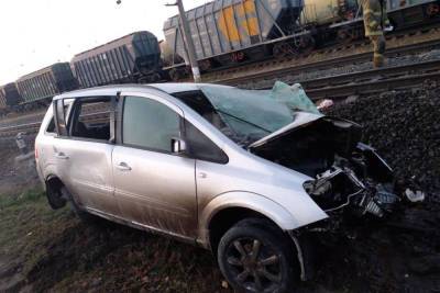 В Рыбном Opel Zafira врезался в столб, пострадали четверо