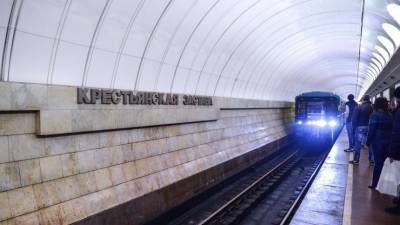 Упал или спрыгнул? Из оказавшегося на рельсах пассажира встало московское метро