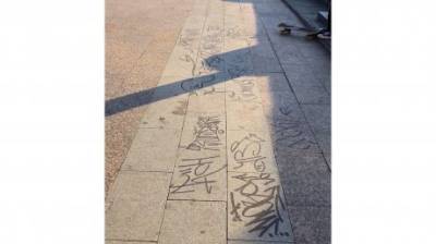 Плитку на площади Ленина изуродовали надписями - penzainform.ru - Пенза - Площадь